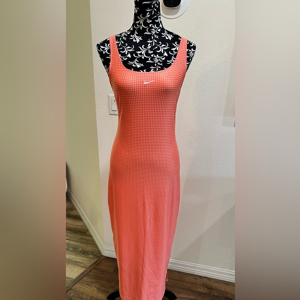 Nike Women's Coral Houndstooth Midi Dress - In Excellent Condition